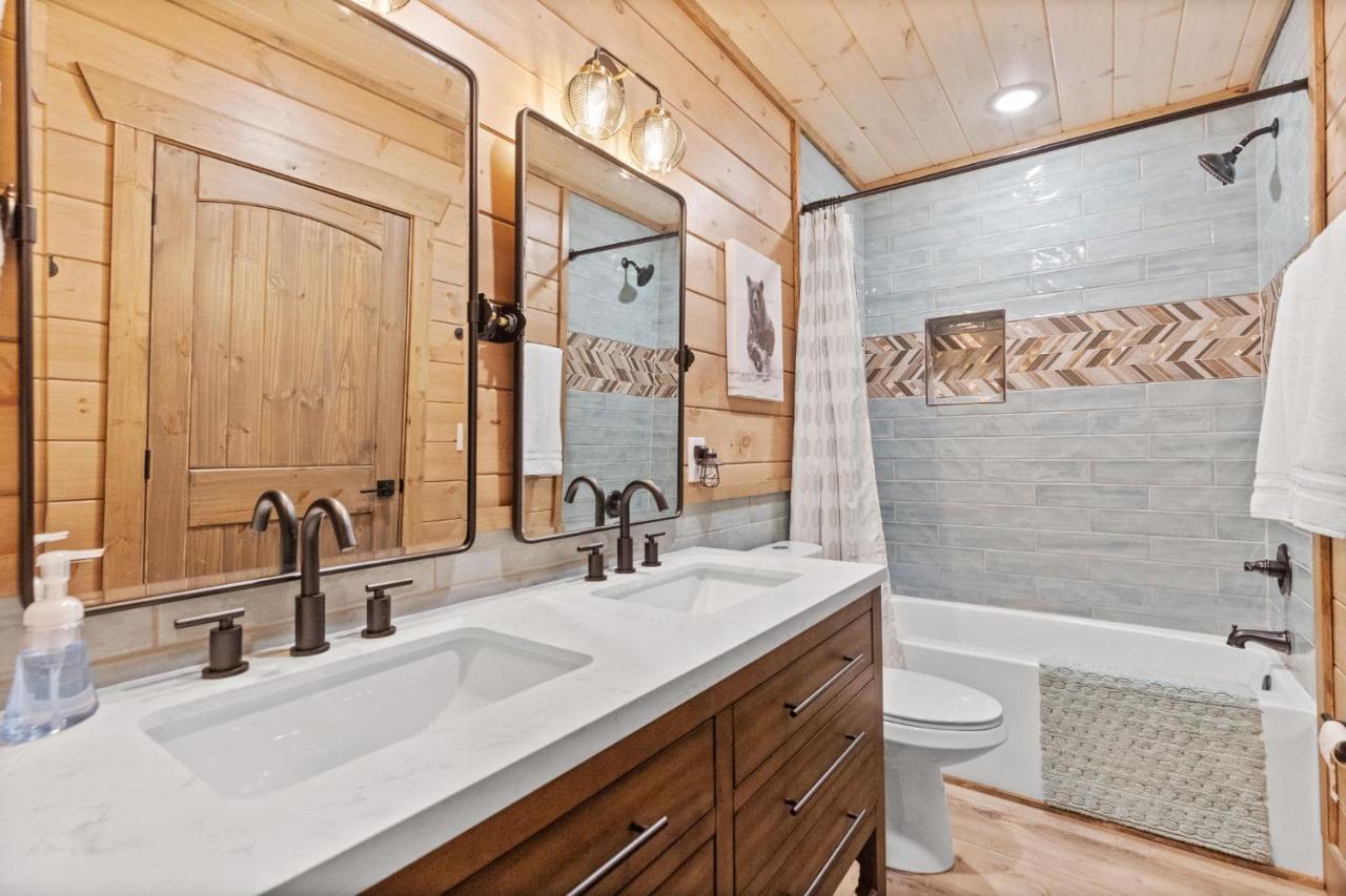 Mins To Gburg Sleeps 8 Hot Tub Arcade Area Pool Villa Gatlinburg Bagian luar foto