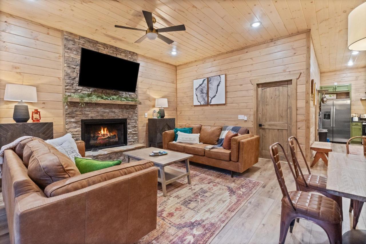 Mins To Gburg Sleeps 8 Hot Tub Arcade Area Pool Villa Gatlinburg Bagian luar foto