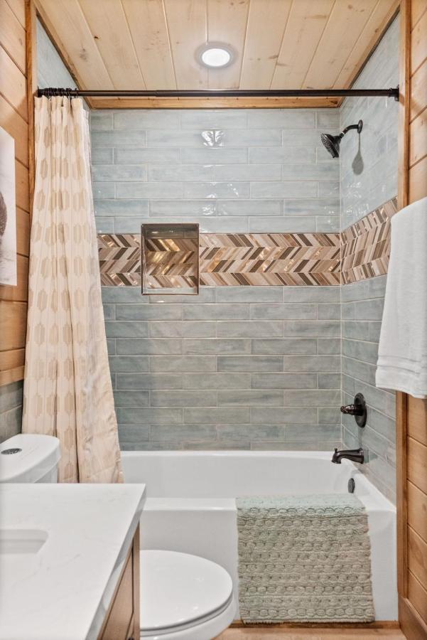 Mins To Gburg Sleeps 8 Hot Tub Arcade Area Pool Villa Gatlinburg Bagian luar foto
